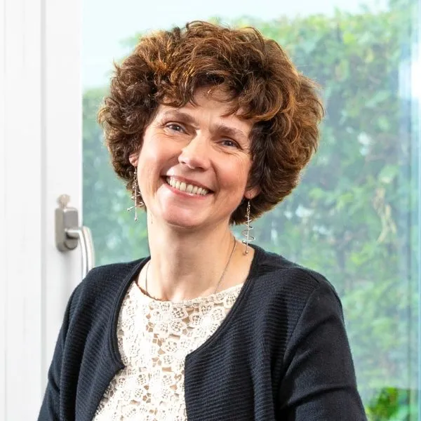 Porträtfoto einer lächelnden Mitarbeiterin im Freien, Ansprechpartnerin