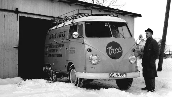 Historischer VW Bus mit Voss-Logo, Schwarzweißfoto