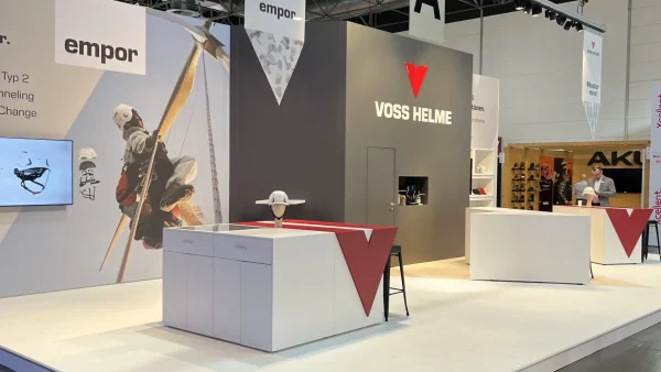 Voss-Empor-Messestand mit Kletterfigur-Dekoration, A+A 2025 Düsseldorf