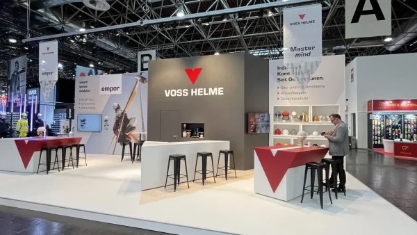 Blick auf den Voss-Helme-Messestand in der Messehalle, A+A 2025 Düsseldorf