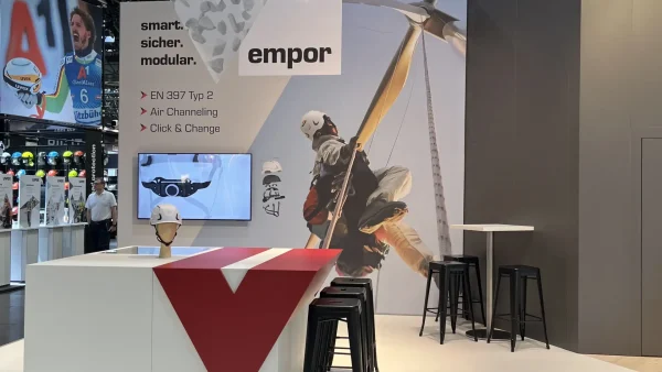 Voss-Empor-Messestand mit Kletterfigur-Dekoration, A+A 2025 Düsseldorf