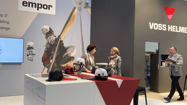 Besucher am Voss-Empor-Messestand, A+A 2025 Düsseldorf