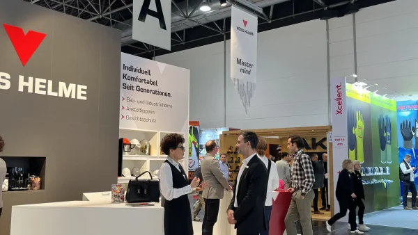 Blick auf einen Messestand mit Buchstaben-Beschilderung, A+A 2025 Düsseldorf