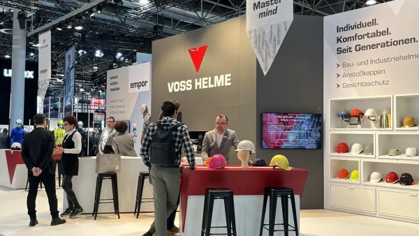 Blick auf den Voss-Helme-Messestand mit Besuchern, A+A 2025 Düsseldorf