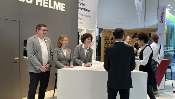 Personen im Gespräch am Voss-Helme-Messestand, A+A 2025 Düsseldorf