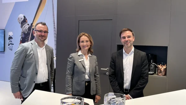 Drei Personen im Gespräch am Voss-Helme-Messestand, A+A 2025 Düsseldorf