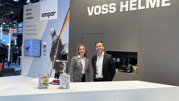 Gruppe von drei Personen am Voss-Helme-Messestand, A+A 2025 Düsseldorf