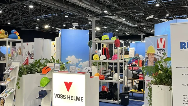 Blick auf den Messestand von Voss Helme auf der PSI-Messe mit Besuchern im Hintergrund