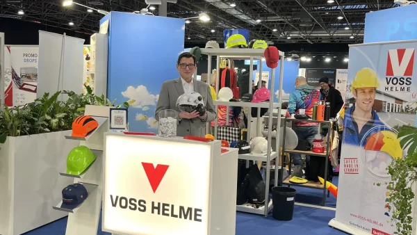 Mann am Messestand von Voss Helme auf der PSI-Messe